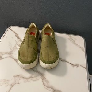 Great used condition hybrid slip ons for the beach pool or on the go